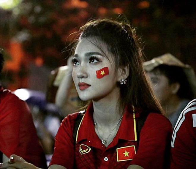 Nguyễn Ngọc Nữ - bạn gái tin đồn của cầu thủ Phan Văn Đức - đăng tải trên trang cá nhân khoảnh khắc xinh đẹp khi đi cổ vũ bóng đá, cô chia sẻ niềm tin của bản thân vào quyết tâm, nỗ lực chiến thắng của đội nhà. Ảnh: FBNV.