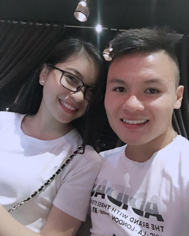 Bạn gái của cầu thủ Quang Hải là Nhật Lê cũng tiết lộ cô sẽ ở nhà rủ bạn bè đi cổ vũ cho bạn trai trong trận cuối cùng ở ASIAD 2018. 9X từng cho biết trước khi Quang Hải sang Indonesia thi đấu, cô nói trước là sẽ không đến cổ vũ và chỉ động viên tinh thần từ xa vì sợ "nửa kia" bị áp lực. Ảnh: FBNV.