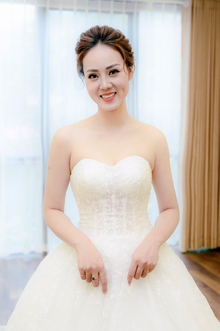 Ngọc Hà làm biểu cảm trẻ trung trong hậu trường chụp ảnh áo cưới.