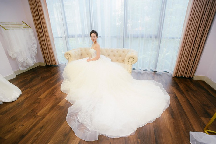 Mới đây, bộ ảnh cô chụp với áo cưới gây xôn xao cộng đồng mạng.