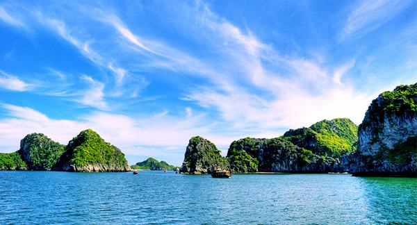 Đảo Nam Cát là một hòn đảo nhỏ cách bến Bèo của thị trấn Cát Bà khoảng 5 km về phía Đông Nam. Đảo Nam Cát là một trong những hòn đảo đẹp của vịnh Lan Hạ với bãi biển dài khoảng 500m, có độ thoải rộng và trước mặt là các đảo nhỏ bao quanh tạo nên một cảnh sắc thiên nhiên biển đảo vô cùng đẹp mắt và nên thơ.