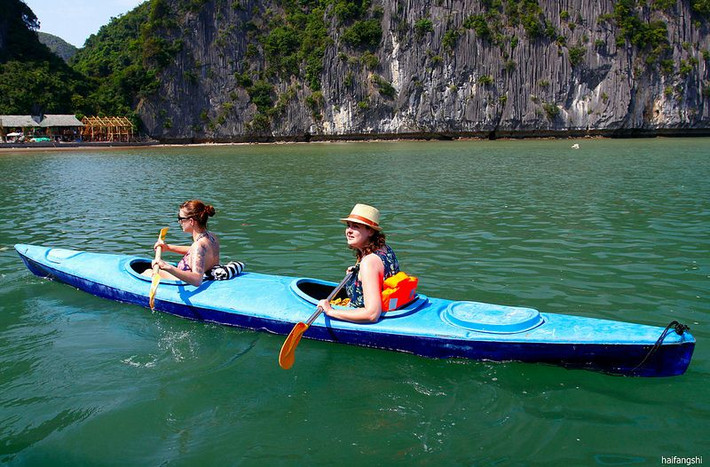Chèo thuyền kayak lênh đênh trên biển mà mặc sức len lỏi qua từng đảo đá khám phá các hòn đảo nhỏ bé xinh đẹp.
