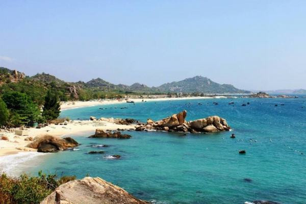 Xung quanh những hòn đảo ấy là mặt nước in bóng mây trời ôm gọn những bãi cát trắng mịn màng, mỗi bãi cát lại tạo nên một bãi tắm riêng biệt, đẹp đến nao lòng.
