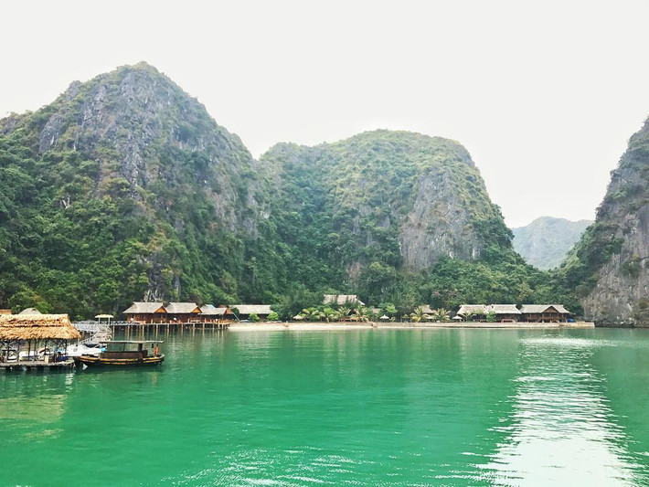 Các bạn đến đây đừng quên ghé thăm những làng chài nhỏ bé với cuộc sống bình dị tách biệt hoàn toàn để hiểu thêm về con người về cuộc sống của ngư dân.