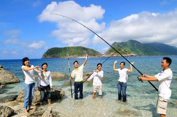Cảm giác câu cá biển trên đảo Nam Cát cùng với người dân xóm chài vô cùng thú vị.