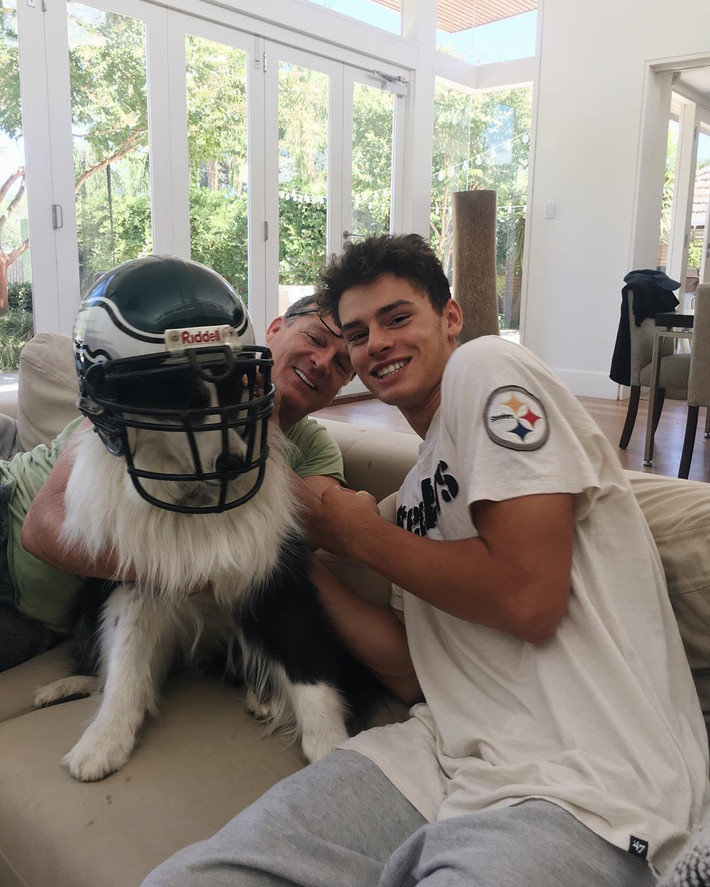 Jack Kelly (sinh năm 2002) là cái tên gây chú ý trên mạng xã hội của Australia. Vốn nổi tiếng trên Instagram, anh chàng thật sự nhận được sự chú ý lớn từ công chúng nhờ mối quan hệ tình cảm với diễn viên tài năng và nổi tiếng Maddie Ziegler.