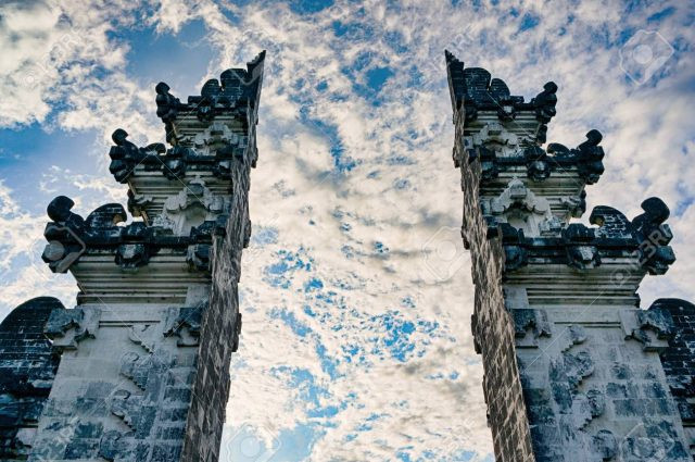 Cổng trời Bali mang dáng vẻ bí ẩn, mờ ảo có sức hút vô cùng lớn đối với du khách. Ngắm những đám mây bay ngang tầm mắt tưởng chừng có thể chạm tay vào, thả hồn mình giữa chốn "bồng lai tiên cảnh".