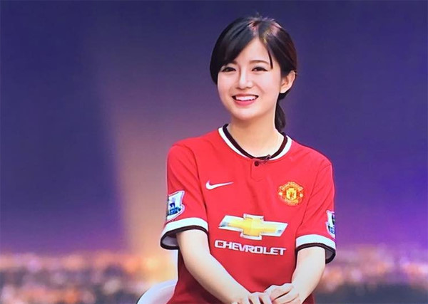 Đầu tiên phải kể đến Hot girl Tú Linh (Nguyễn Tú Linh, 27 tuổi) được dân mạng Việt biết đến với nickname Tú Linh M.U. Được coi là "của hiếm" thời nay bởi vừa xinh đẹp, tài năng lại am hiểu bóng đá, tên tuổi của Tú Linh nhanh chóng phủ kín mặt báo một thời. 9X càng gây chú ý sau khi tham gia chương trình bình luận bóng đá với đội bóng yêu thích Man United.