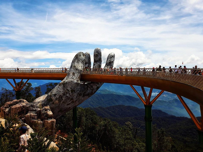 Đến với thành phố châu Âu Bà Bà Hills, không chỉ dạo bước trên mây trên cây cầu Vàng mà đâu đâu cũng có thể là backdrop để bạn tha hồ sống ảo trong mùa hè này đảm bảo rằng đi về post hình cả năm cũng không hết. Lập team và lên đường trải nghiệm thôi các bạn ơi!