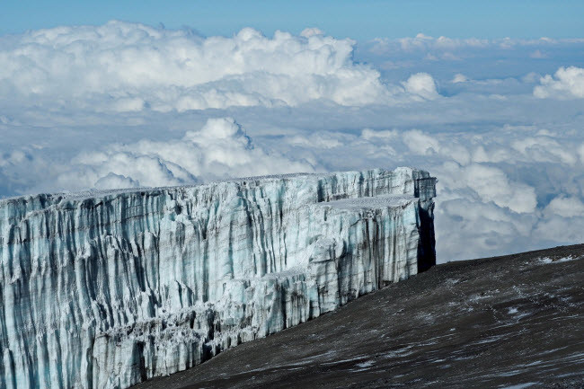 Sông băng từng phủ kín đỉnh núi Kilimanjaro ở châu Phi. Nhưng lớp băng này đang tan chảy với tốc độ rất nhanh do tình trạng ấm lên toàn cầu