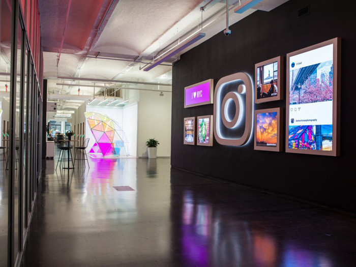 Trụ sở mới của Instagram được cải tạo lại từ một siêu thị ở New York, Mỹ. Khi vào cửa, bạn sẽ được chào đón bằng một bức tường công nghệ khổng lồ, trên đó hiển thị những bức ảnh liên tục được cập nhật từ người dùng