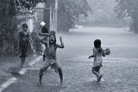 Mẹ tắm thì phải 5 hồi 10 hịch mới chịu nghe lời. Còn trời đổ cơn mưa là tự nguyện xách ca ra dội nước.
