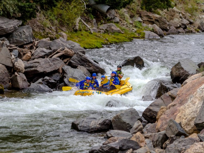 3. Sông Colorado, Mỹ: Khoảng 551.000 du khách tham gia hoạt động chèo thuyền mạo hiểm dọc sông Colorado vào năm 2016. Nhưng khi nhiệt độ tăng cao, tuyết tan từ trên các ngọn núi tạo ra các dòng nước xoáy nguy hiểm trên sông. Ít nhất 11 người thiệt mạng do chèo thuyền dọc sông Colorado vào năm 2016 và con số này vào năm 2014 là 14 người.