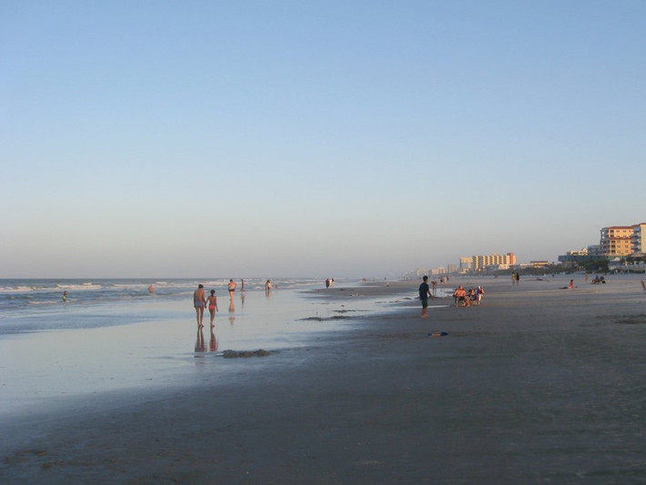 9. Hạt Volusia, bang Florida, Mỹ: Bang Florida sở hữu một số bãi biển đẹp nhất trên thế giới, nhưng du khách cần chú ý tới cá mập. Vào năm 2017, hạt Volusia đã chứng kiến 9 vụ cá mập tấn công người, cao nhất trên thế giới.