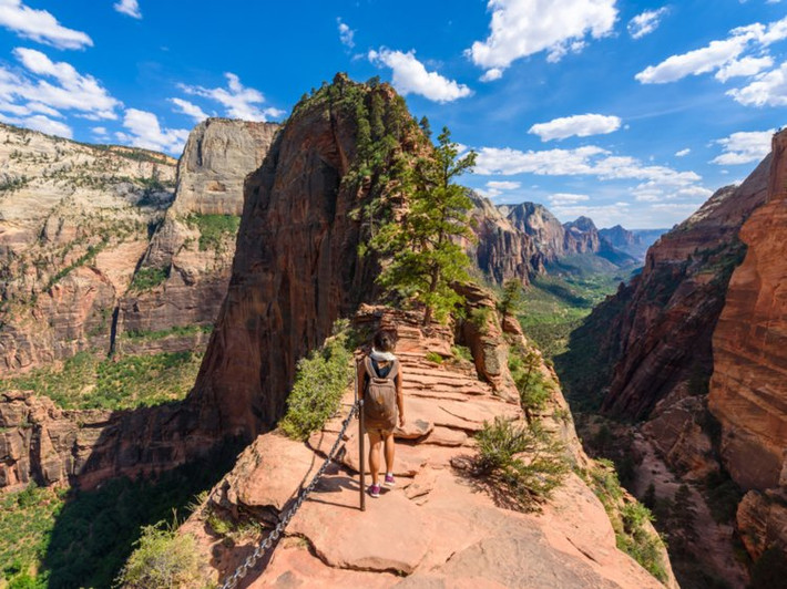 10. Tuyến đường Angel's Landing, vườn quốc gia Zion, Mỹ: Tuyến đi bộ đường trường này có chiều rộng rất hẹp và hai bên là vách núi cao khoảng 300m. Ít nhất 6 người đã thiệt mạng khi khám phá cung đường này từ năm 2004.