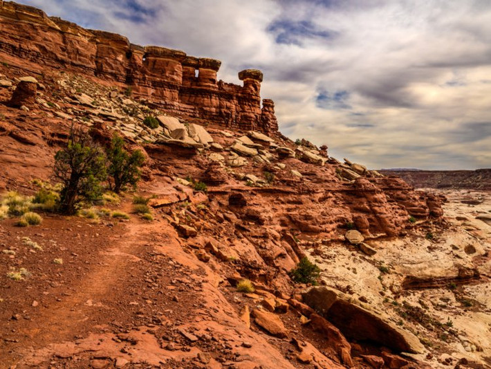 7. Maze, vườn quốc gia Canyonlands, Mỹ: Nhiệt độ tại khu vực Maze rất oi nóng và du khách phải mất ít nhất 3 ngày để lực lượng cứu hộ có thể tiếp cận người bị lạc, thương hay kiệt sức. Nhưng chưa du khách nào tử vong khi khám phá địa điểm này bởi vì họ đều là những người đi bộ đường trường có kinh nghiệm.