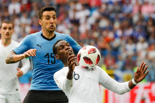 Tiền vệ trung tâm Matias Vecino (Uruguay): Trước ĐT Pháp, Vecino được HLV Oscar Tabarez sắp xếp thi đấu ở vị trí tiền vệ con thoi làm nhiệm vụ luân chuyển bóng. Tuy nhiên, trước một tiền vệ con thoi hàng đầu thế giới là Paul Pogba, cầu thủ này gần như "mất điện" trong suốt thời gian của trận đấu.