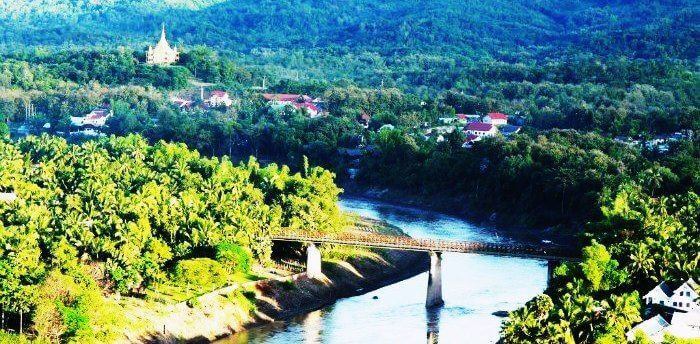 Lào: thực sự được coi là một trong những điểm đến trăng mật đầy màu sắc nhất ở châu Á. Khi đến thăm Lào, du khách sẽ cảm thấy vô cùng thú vị với những cư dân bản đại thực sự duyên dáng, hiền lành và hiếu khách. Lào, có những điều thu hút khách du lịch bởi những điểm đến kết hợp với các đền thờ Phật giáo ấn tượng cùng rất nhiều di sản bí ẩn. Đây là nơi lánh mình cho một kỳ nghỉ trăng mật bình dị cho những người yêu thích tìm hiểu văn hóa.