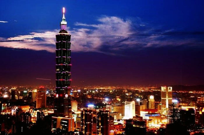 Đài Loan: là một hòn đảo nhỏ được gọi là một điểm đến tuần trăng mật hấp dẫn ở châu Á, bao gồm các thành phố hiện đại, khu nghỉ mát suối nước nóng và rất nhiều cảnh quan miền núi đầy kịch tính. Nơi đây thu hút các cặp đôi nhờ các khu chợ đêm sôi động như chợ Miaokou với vố số loại thức ăn đường phố ngon tuyệt và những người ưa thích mua sắm sẽ như lạc vào một siêu thị khổng lồ.