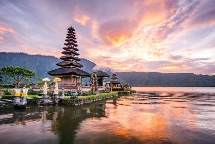 Indonesia, Bali: Điểm đến trăng mật hoàn hảo với những bãi biển và những khu nghỉ mát kỳ lạ. Bali là viết tắt của “thiên đường”. Vì vậy, bạn nên đếnBali khi có cơ hội đến thăm thiên đường bởi đây cũng một trong những điểm đến tuần trăng mật giá rẻ. Hòn đảo nhỏ này ở Indonesia có phong cảnh mà bạn sẽ chỉ tìm thấy trong những câu chuyện cổ tích. Từ những ngọn núi lửa đến những cánh đồng xanh tươi tốt, Bali vẫn là một điểm đến tuần trăng mật mơ ước ở châu Á dành cho những người yêu thích thiên nhiên mang đến một trải nghiệm giàu trí tưởng tượng và khó quên.