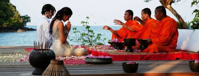 Campuchia: là một điểm đến tuần trăng mật tuyệt vời ở châu Á. Các cặp vợ chồng trẻ đến đây sẽ có cảm giác như thoát khỏi thế giới sôi động bên ngoài và tận hưởng cuộc sống mới trong sự bình yên, nhẹ nhàng. Đây là một trong những điểm đến tuần trăng mật có giá rẻ nhất trên thế giới, nơi bạn có thể tận dụng tối đa mỗi xu chi tiêu tuy nhiên vẻ đẹp tự nhiên và vẻ đẹp di sản của nơi này chính là nam châm cho mọi người trên khắp thế giới kéo đến đây.