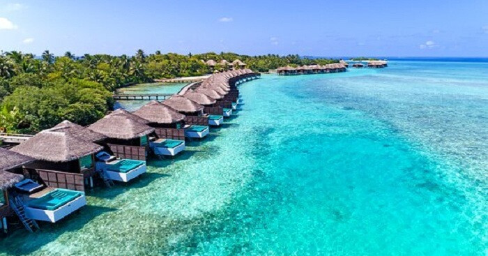 Maldives: là điểm đến trăng mật của vùng Caribê của các cặp đôi ở châu Á, mặc dù đẹp không kém gì châu Âu nhưng lại có giá rẻ hơn rất nhiều. Điểm đến châu Á này là sự lựa chọn hoàn hảo nếu bạn đang tìm cách để thoát khỏi thế giới cùng với người thân yêu của bạn. Đến Maldives, bạn nên thăm Hukuru Miskiiy, một nhà thờ Hồi giáo cổ xưa, đây là một nơi hoàn hảo để trải nghiệm văn hóa Maldives. Hoặc trải qua những ngày lãng mạn của bạn trong làn nước trong vắt của một trong những bãi biển đẹp nhất thế giới.