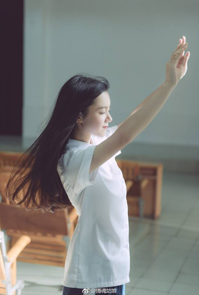 Mới đây, cộng đồng mạng đã truyền tay nhau hình ảnh một nữ sinh xinh xắn chẳng khác nào nữ chính mới bước ra từ truyện tranh.