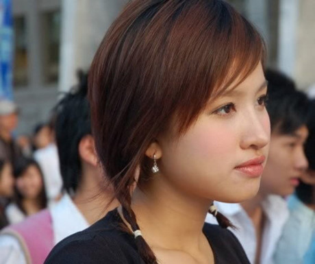 Mái tóc ngắn không ngắn hẳn, dài không dài hẳn này từng khiến Thanh Vân Hugo "mê mệt". Đây cũng là xu hướng chung của thế hệ 8X, 9X đời đầu - thời Yahoo và Blog 360 còn giữ vị trí quan trọng trong lòng giới trẻ Việt.