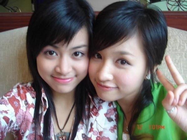 Ngày trước, Hoàng Thuỳ Linh và Thanh Vân Hugo thường xuyên xuất hiện chung trong những bức ảnh selfie. Kiểu tóc tỉa đuôi càng mỏng càng tốt thời thượng lúc bấy giờ được nhiều hot girl ưa chuộng. Ngoài ra, phong cách "tạo dáng quốc dân" là giơ tay chữ V cũng được Hoàng Thuỳ Linh, Vân Hugo áp dụng triệt để.