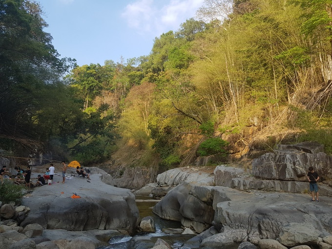 Đây là nơi lý tưởng để bạn tận hưởng ly trà nóng, ngồi với bạn bè giữa không khí trong lành, lắng tai nghe tiếng chim kêu của buổi bình minh hay tiếng nước suối róc rách chảy.