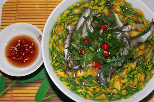 Thưởng thức đặc sản mùa nước nổi: Ngoài việc chiêm ngưỡng khung cảnh thiên nhiên cùng tham gia các hoạt động lý thú, thì việc chế biến và thưởng thức các món ăn đặc sản mùa nước nổi miền Tây là trải nghiệm không thể không thể bỏ qua. Đặc sản nổi tiếng nhất mùa nước nổi là cá linh với nhiều món ngon: canh chua cá linh bông điên điển, kho tiêu, cá linh chiên xù… Vị ngọt của cá, của bông, vị chua dịu của me… tạo nên hương vị khó quên.