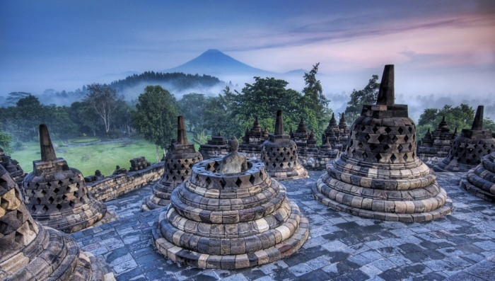Đền Borobudur – kì quan Phật giáo lớn nhất thế giới: Đền Borobudur là một kỳ quan Phật giáo tinh xảo và lớn nhất thế giới, xây dựng vào thế kỷ thứ 8, tọa lạc tại tỉnh Magelang, miền trung đảo Java, cách 42 km về phía Bắc thành phố Yogyakarta, Indonesia. Ngôi đền đã được UNESCO xếp vào di sản thế giới vào năm 1991. Đây luôn là điểm đến không thể bỏ qua của bất cứ du khách nào đặt chân lên hòn đảo Java phì nhiêu của Indonesia