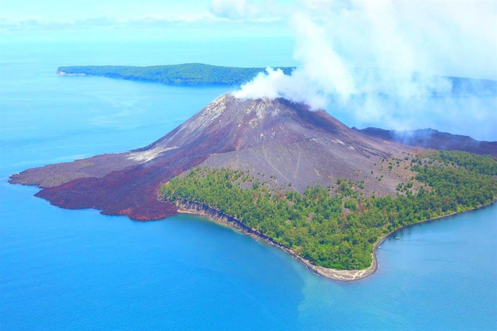 Núi lửa Krakatau: Từng phun trào vào năm 1883, là một trong những thiên tai bi thảm nhất trong lịch sử thế giới. Toàn bộ khu vực xung quanh núi lửa bị cuốn vào bóng tối. Núi lửa đã biến mất ngay sau khi phun trào, dẫn đến sự hình thành của các hòn đảo nhỏ xung quanh khu vực. Ngồi thuyền dưới chân núi lửa Krakatau là một trải nghiệm ấn tượng mà bạn không nên bỏ qua chút nào.