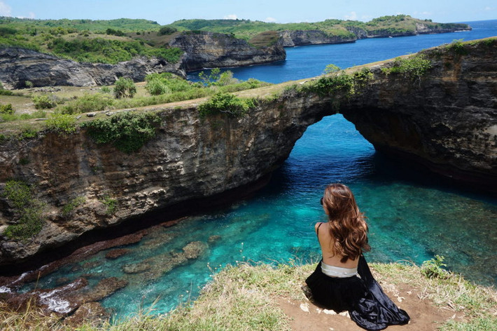 Đảo Bali: Được mệnh danh là “đảo của các vị thần”, Bali khoác lên mình một vẻ đẹp tự nhiên ngoạn mục. Thư giãn trên bãi biển cát trắng chắc chắn sẽ là trải nghiệm tuyệt nhất nếu bạn đến thăm nơi đây, bất cứ ai cũng ao ước được đến Bali ít nhất một lần trong đời. Ngoài ra, Bali còn sở hữu một kho tàng văn hóa độc đáo, mang mầu sắc của đạo Hindu với những công trình kiến trúc đền thờ ấn tượng.