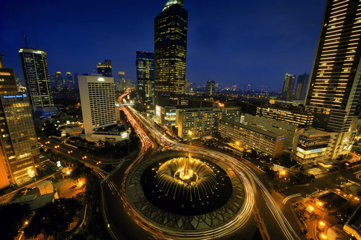 Thủ đô Jakarta: Là điểm đến không thể bỏ qua với các du khách khi du lịch Indonesia. Không hổ danh là niềm kiêu hãnh của Indonesia khi nơi đây chứa đựng nhiều điều thú vị, bởi phía sau sự hiện đại của những tòa cao ốc Jakarta còn ẩn chứa vẻ đẹp truyền thống kỳ lạ mà hiếm có một vùng đất nào có được.