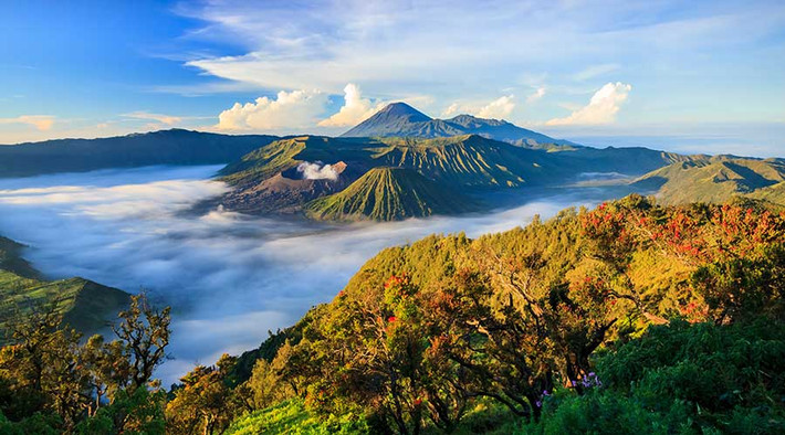 Núi lửa Bromo, Java: Indonesia vốn là đất nước của núi lửa, riêng ở Java là đến 38 ngọn, Tuy nhiên, nổi tiếng nhất trong số đó nổi tiếng nhất vẫn là|Bromo. Đây cũng là địa danh được nhiều người xếp vào hàng chưa ghé qua là chưa biết gì về Indonesia. Đây là điểm đến lý tưởng cho những ai yêu thiên nhiên, thích leo núi.