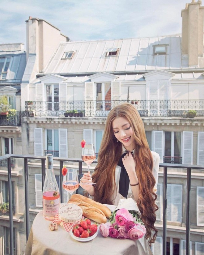 Sarah Trần là hotgirl gốc Việt, cô nàng có 311k người follow trên Instagram nhờ vẻ ngoài vô cùng xinh đẹp và mái tóc như "công chúa tóc mây".