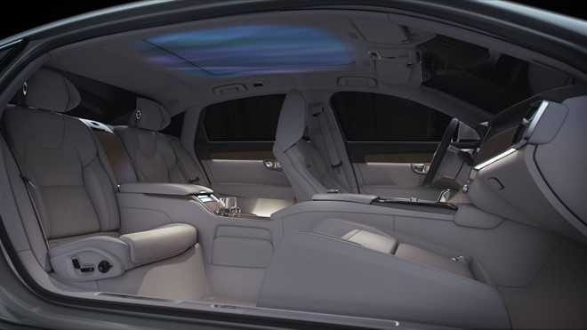 Volvo S90 Ambience Concept là chiếc ô tô gây ấn tượng với thiết kế 3 ghế ngồi lạ mắt giúp hành khách ngồi hàng ghế sau có thể thư giãn thoải mái nhất.