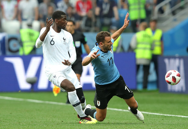 Tiền đạo Cristhian Stuani (Uruguay): Edinson Cavani bất ngờ chấn thương, Stuani là người được lựa chọn. Tuy vậy, cái bóng của tiền đạo đang thi đấu cho PSG quá lớn và màn trình diễn của Stuani rõ ràng là không đạt yêu cầu. Tiền đạo của Girona thậm chí còn không cầm nổi bóng chứ chưa nói đến chuyện kết hợp với Luis Suarez để có thể tạo thành đối trọng xứng tầm với bộ đôi Raphael Varane - Samuel Umtiti bên phía đối diện. Trong suốt khoảng thời gian thi đấu, anh chỉ thực hiện thành công đúng 3 đường chuyền, ít nhất trong số các cầu thủ góp mặt trên sân.