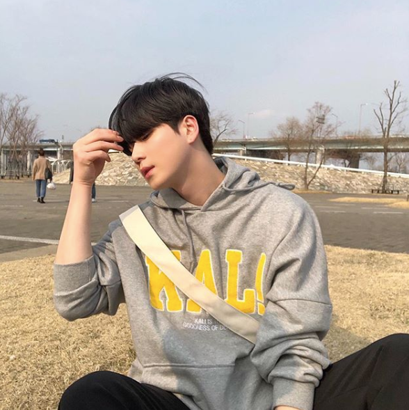 Hot boy Hàn Quốc cũng sở hữu cho mình "góc nghiêng thần thánh".