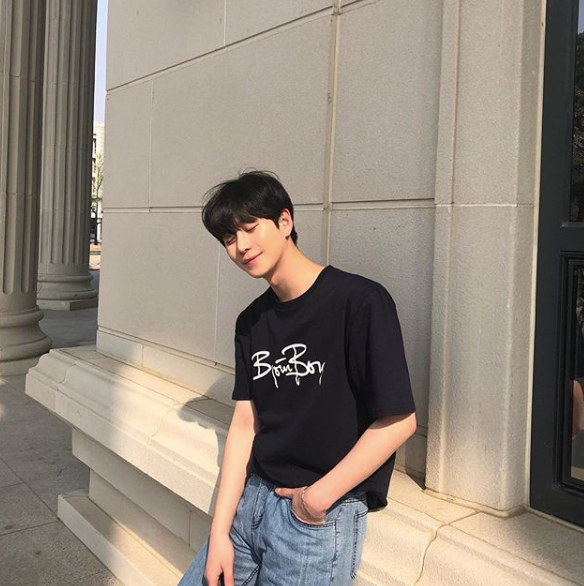 Trung bình mỗi post của Lesley nhận về từ 15-20k like - một con số không thua kém bất kì idol nào ở Hàn Quốc.