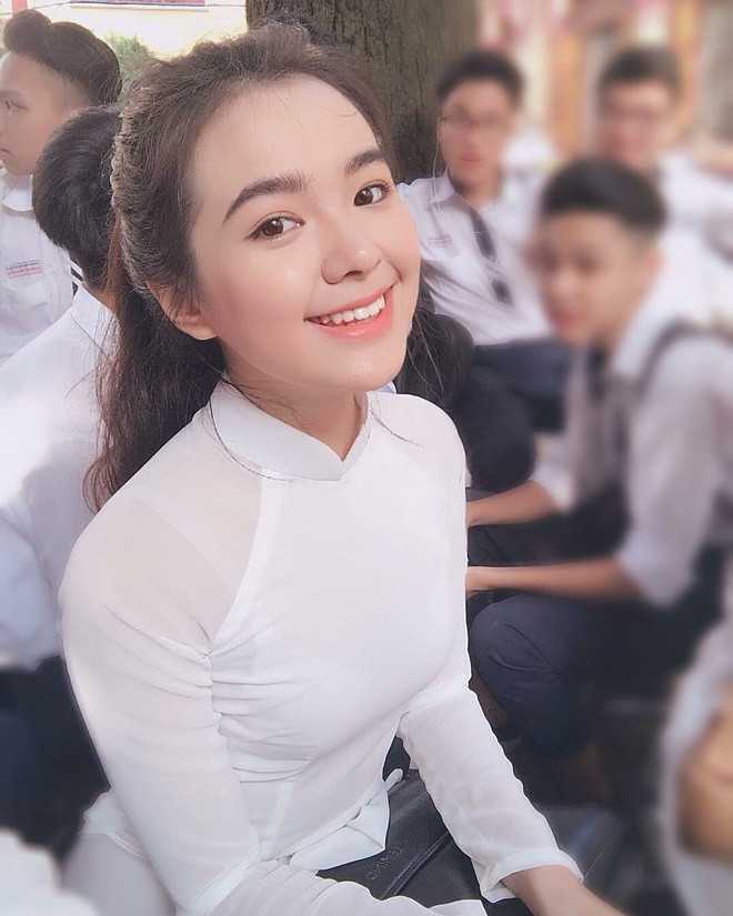 Ai là fan của Hồ Thiên Trang chắc đang hóng những bức ảnh mới xinh đẹp của cô nàng trong tà áo dài đấy. Hồ Thiên Trang (sinh năm 2001, học sinh 12 trường Trần Phú Hà Nội) đã khiến dân mạng "rụng tim" với những bức ảnh diện áo dài xinh ngất ngây.