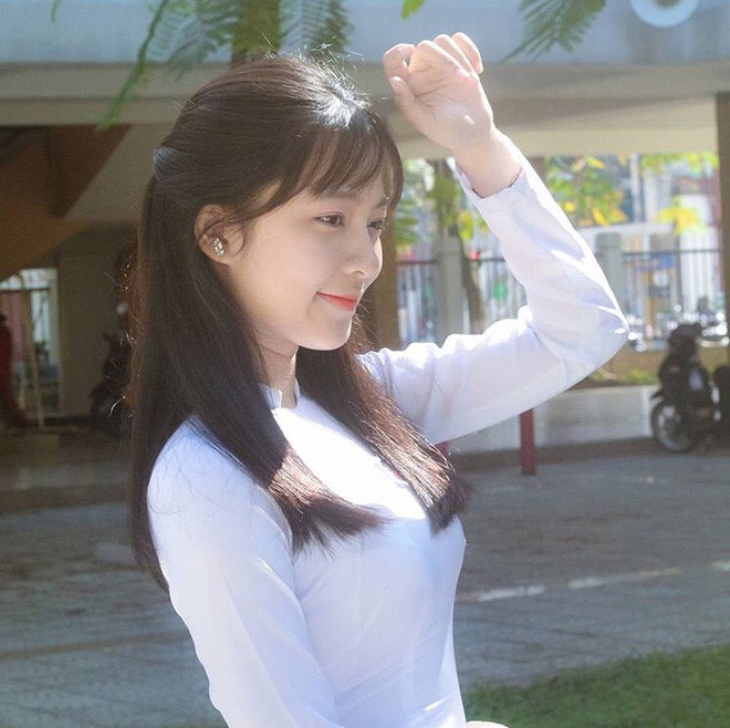 Ngày mai toàn quốc sẽ khai giảng và bắt đầu một năm học mới. Đây chính là dịp dân mạng "săn" được cả "một rổ" girl xinh xắn diện áo dài. Cùng ngắm những hình ảnh chứng mình con gái "auto" xinh đẹp nhờ diện áo dài trắng tinh khôi nhé. Trong ảnh cô nàng Phạm Lê Khánh Linh (sinh năm 2000, tại Đà Nẵng), với bức ảnh diện áo dài mới gây sốt mạng.