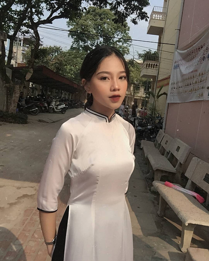 Trần Nguyễn Diệp Anh, sinh viên Học viện Âm nhạc quốc gia khoe nhan sắc cuốn hút trong tà áo dài cách điệu.