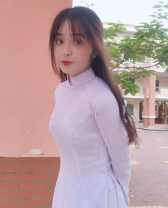 Nguyễn Minh Kiều (sinh năm 1998), khoe vẻ đẹp xuất sắc trong tà áo dài. Cô bạn hiện là sinh viên trường Cao đẳng Kinh tế Đối ngoại TP.HCM.