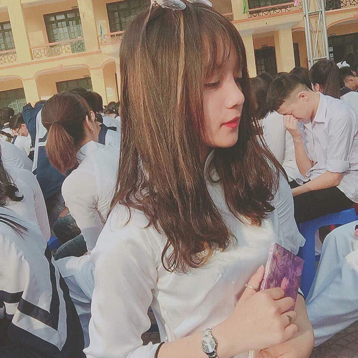Cô nàng Triệu Việt Hà, sinh năm 2002, gây chú ý bởi gương mặt khả ái, cuốn hút. Đặc biệt được dân mạng khen hết lời bởi "góc nghiêng thần thánh" trong tà áo dài trắng.