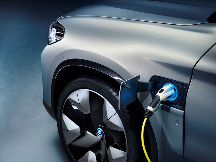 BMW Concept iX3 sử dụng động cơ điện 268 mã lực, được cung cấp bởi bộ pin 70 kWh. Pin đi kèm bộ sạc mới, hỗ trợ nhanh lên tới 150 kW, cho phép thời gian sạc đầy chỉ vỏn vẹn 30 phút từ các trạm sạc DC. Mỗi lần sạc đầy, xe có thể di chuyển được quãng đường 400 km.