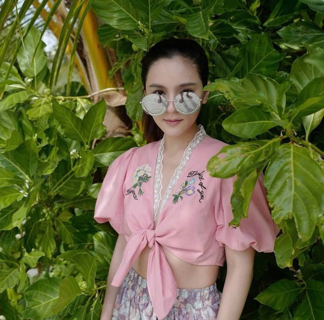 Aom còn luôn ăn mặc theo xu hướng của giới trẻ, cô luôn biết cách phối cùng các phụ kiện và màu sắc rực rỡ để thu hút ánh nhìn của người đối diện.