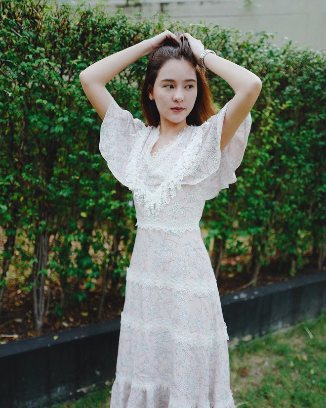Hot girl Thái Lan được mọi người khen ngợi nhờ vẻ xinh xắn, đáng yêu và rạng rỡ. Mặc dù đã 30 tuổi nhưng trông cô luôn trẻ trung, tươi tắn, gương mặt không hề có dấu hiệu của thời gian.