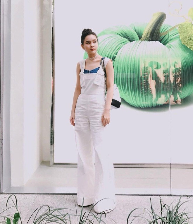 Có thể thấy style của Aom Sushar không phải quá lạ, quá độc nhưng nó lại đơn giản, dễ ứng dụng, giúp tôn lên những ưu điểm của cô nàng.